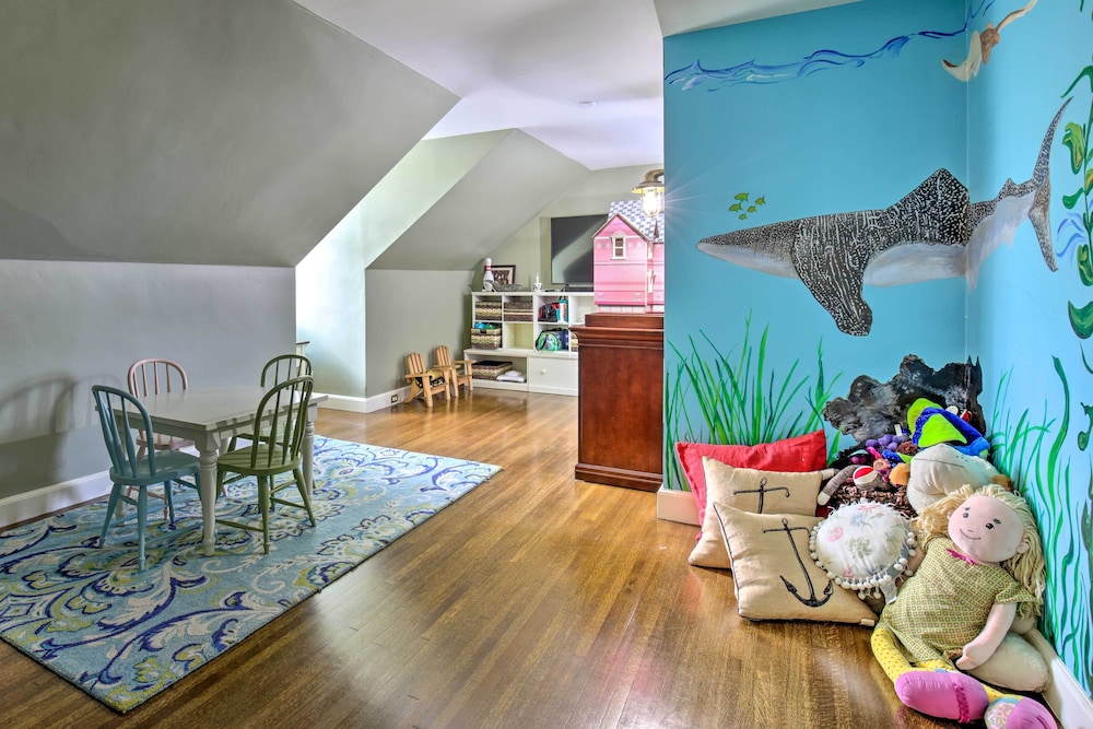 Spacious Estate w/ Courtyard: 2 Miles to Downtown!