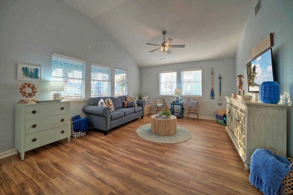 Sleeps 22 2 Homes w/ Private Pool, Game Room, Nature Views 7 BDR Avantstay