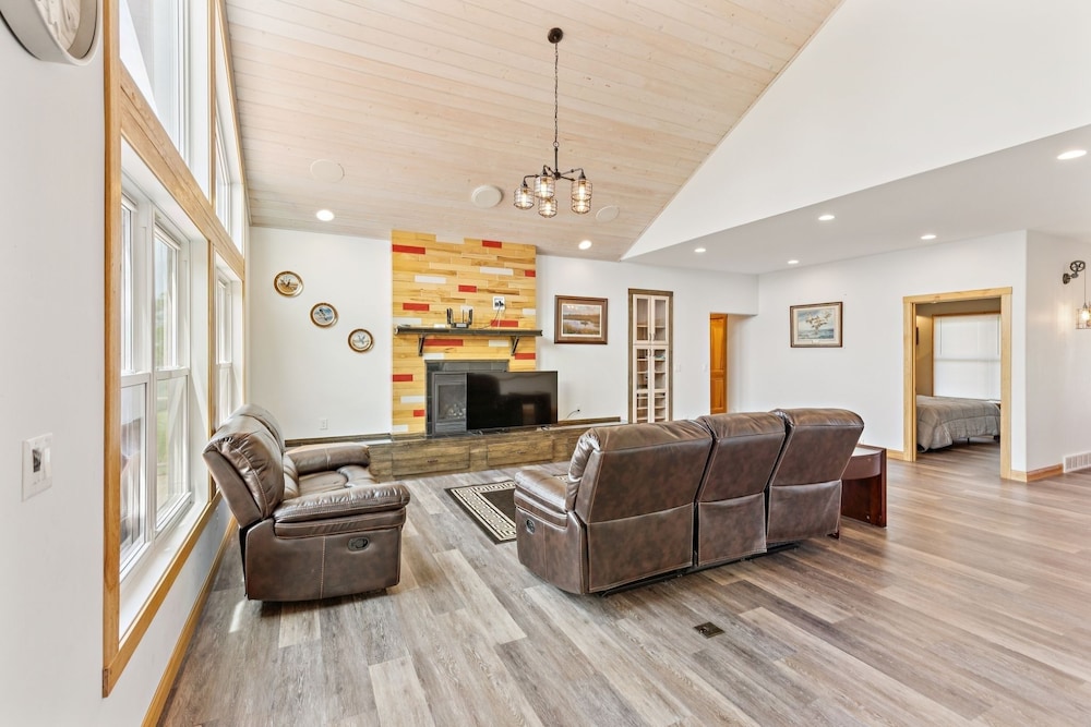 Lakeside 4br Retreat Private, Peaceful & Scenic 4 Bedroom Villa