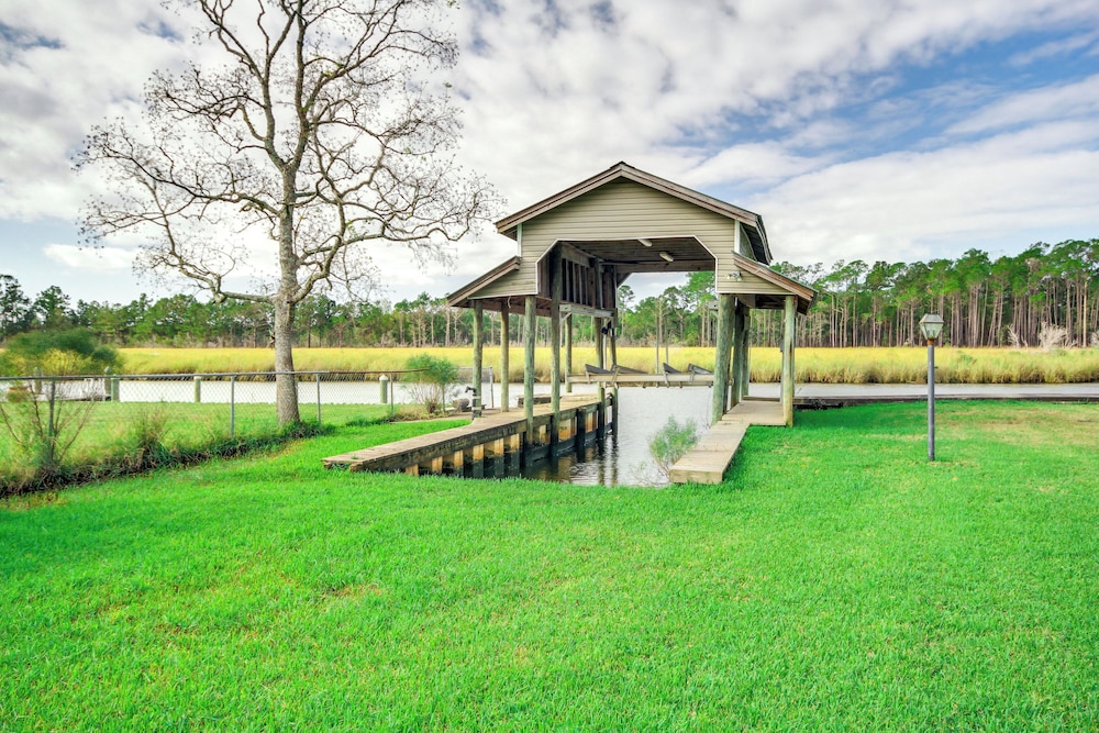 Pool, Fire Pit & Tennis Court: Gem in Bay St Louis