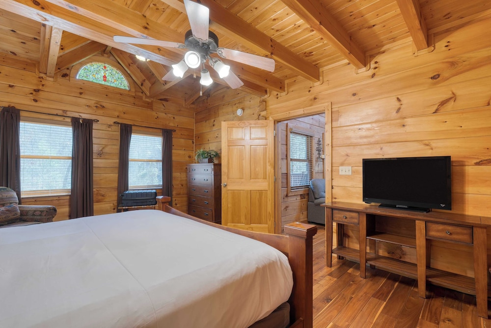 Hottub, Game Room, Forest Views, Near Gatlinburg Four Bears Lodge by Avantstay