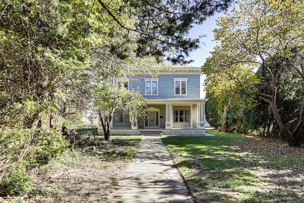 2 Mi to Uscg Academy! Convenient New London Home
