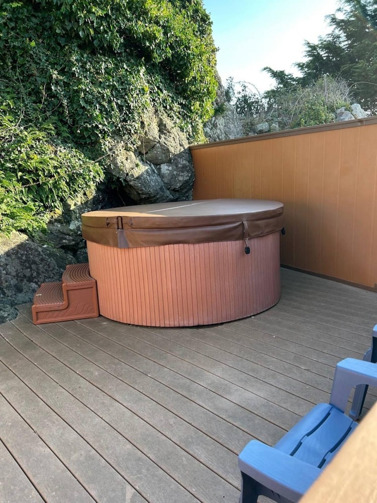 Oceanview Cabin 21 Jacuzzi Large Deck w View