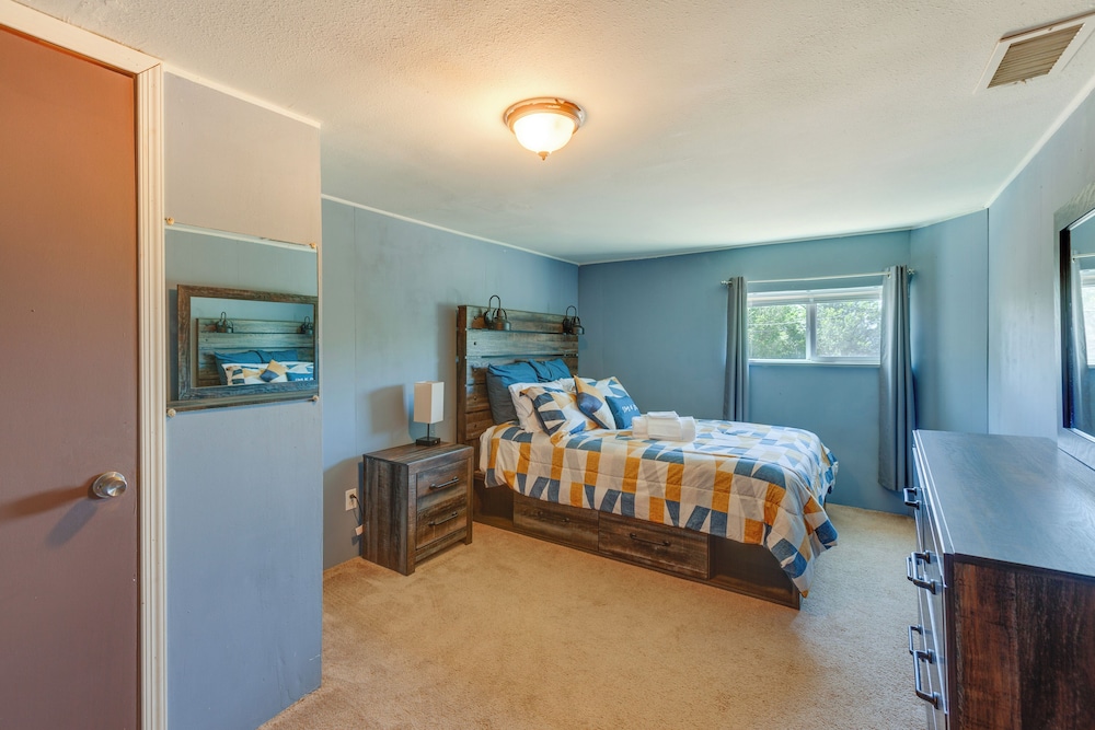 Valdez Home w/ Mountain Views, 11 Mi to Skiing!