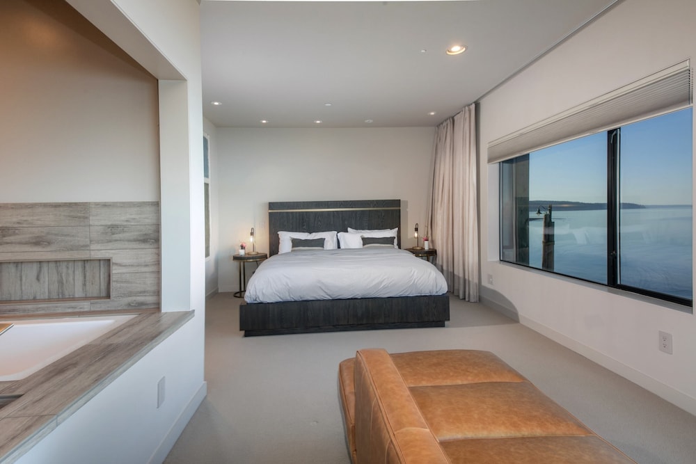 Langley Waterfront Condo by Avantstay A+ Views view 4