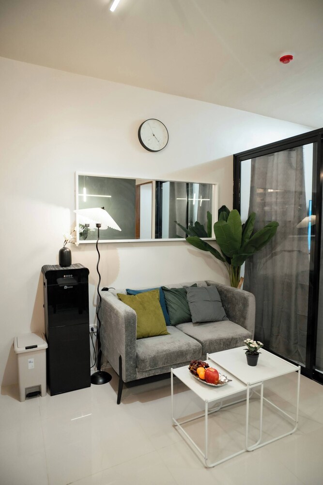 2-bedroom Elegant Condo With Sunrise & Mountain View