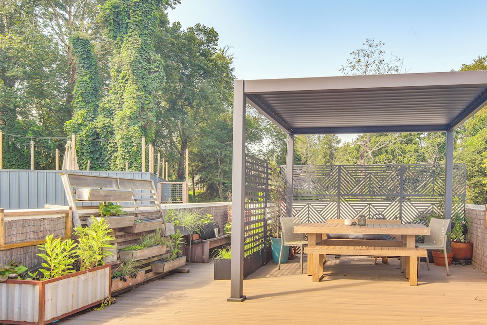 Rooftop Deck, Sweeping Views: Chic Home in Brevard