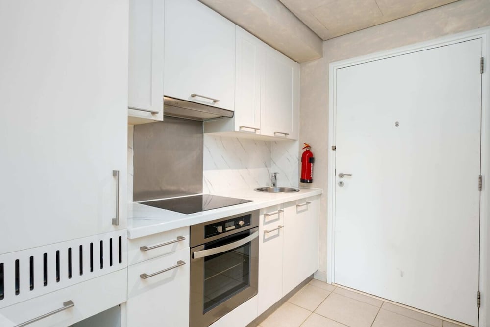 Stylish Studio Apartment w/ Patio, Downtown Dubai