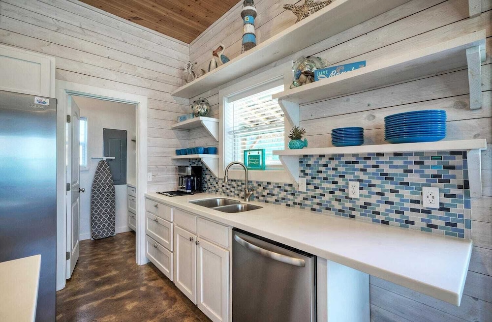 Sleeps 24, 2 Homes Pool, Backyard Tiki Bar, Fire Pit, Cornhole Walk to Beach