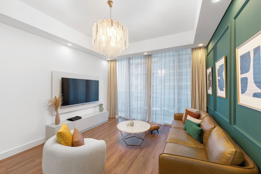 Chic 1BR Canal View at Waves Tower