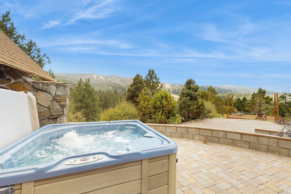 Mountain & Lake View Dog-friendly Retreat