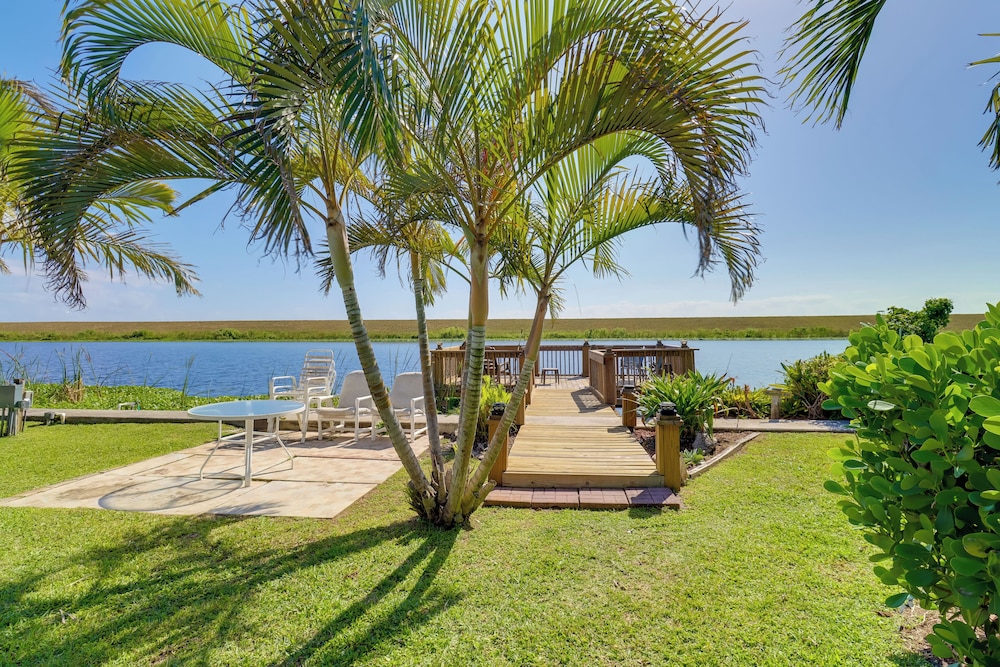 Boat, Fish & Swim: Lakefront Cabin in Okeechobee!