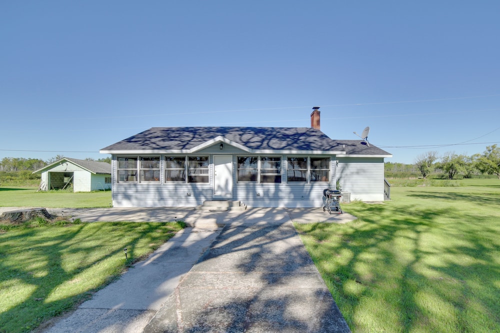 600' of Green Bay Frontage & Dock: Cozy Cottage view 4
