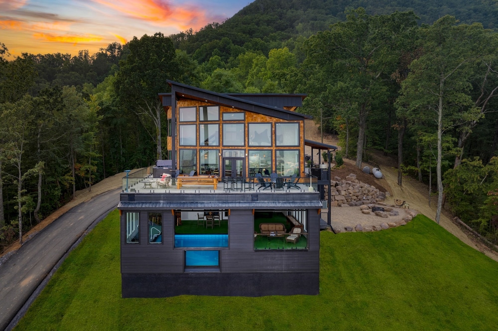 Bear Rug Inn Luxe Stays Pool Views Game Room