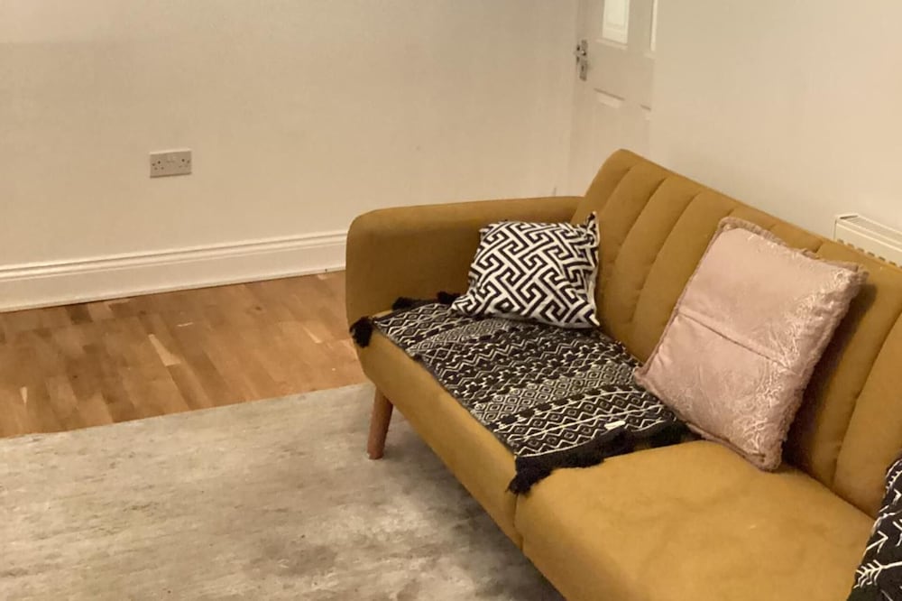 London Heathway Bliss - Spacious 4-bed House