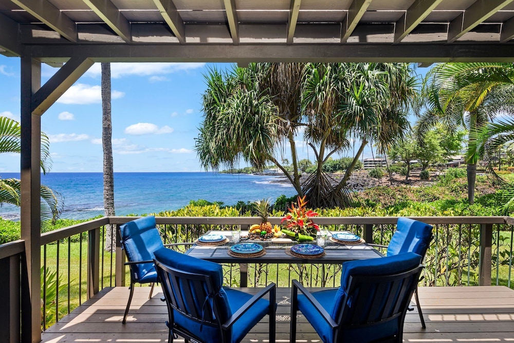 Beautiful Oceanfront - Air-conditioned - Sleeps 6 - Walk to Beach - Vrkcv