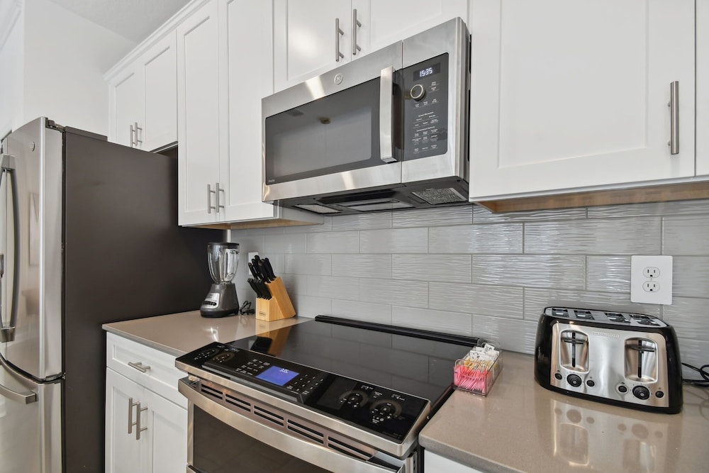 Storey Lake - Private Pool- King Bed - 4BD/3BA