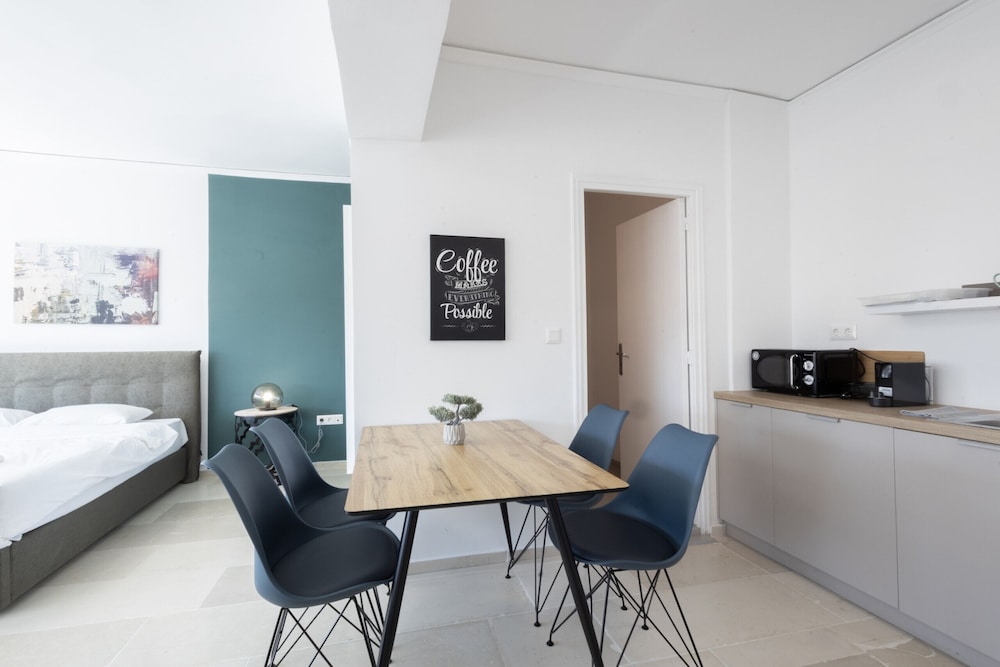 Spacious Urban Retreat Central 2-bedroom Haven for 8