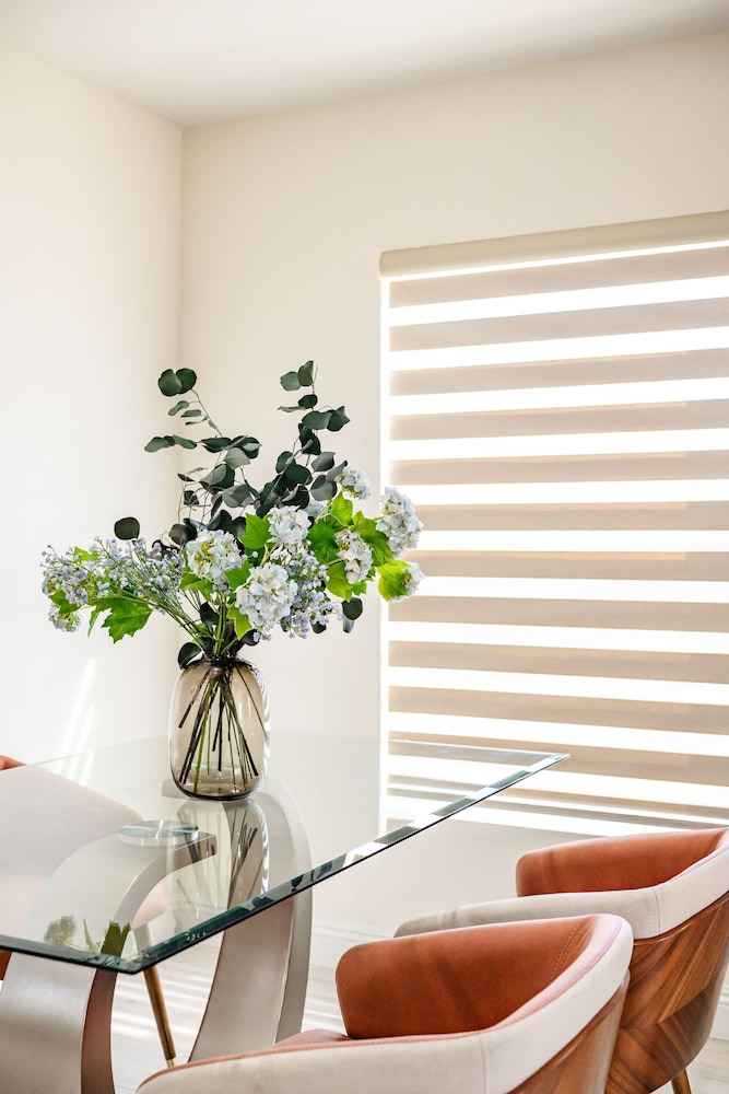 Stylish New Home Bright Modern Fully Stocked