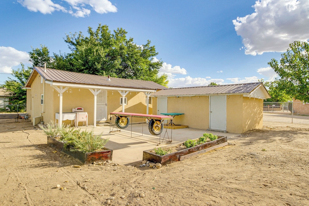 3 Mi to Old Town, Fenced Yard: ABQ Abode!