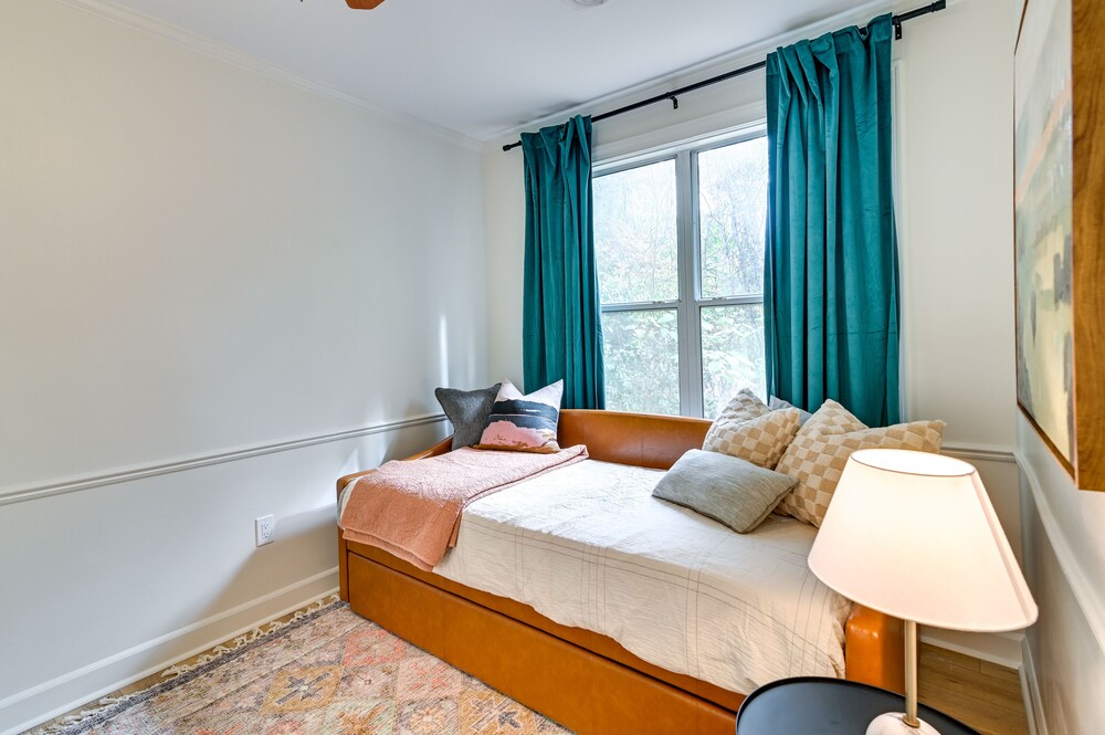 Oxford Vacations - Centrally Located Home Steps to Oxford Square! - Property Image 24