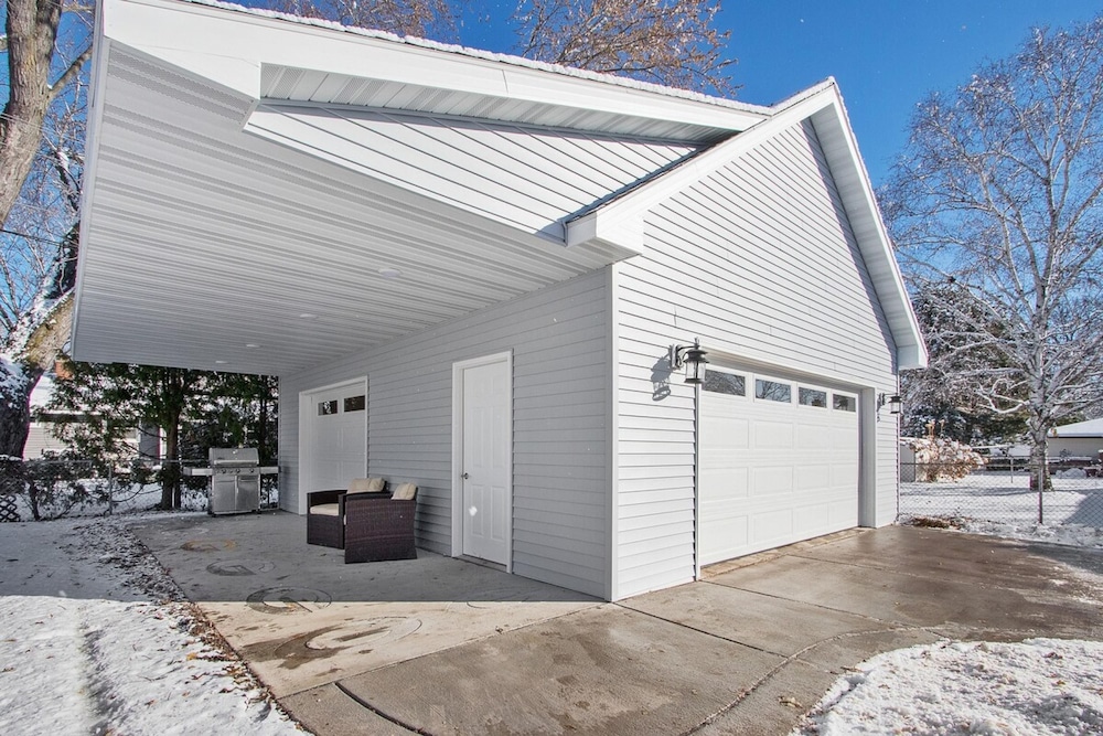 House w Finished Garage Walk to Lambeau Bars Resch