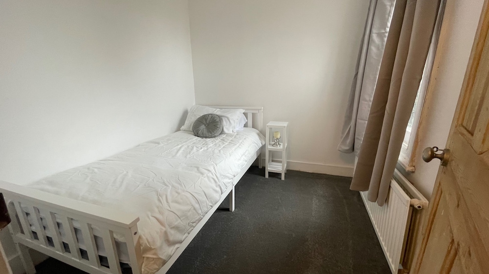 House - Sleeps 6 - Garden - Parking