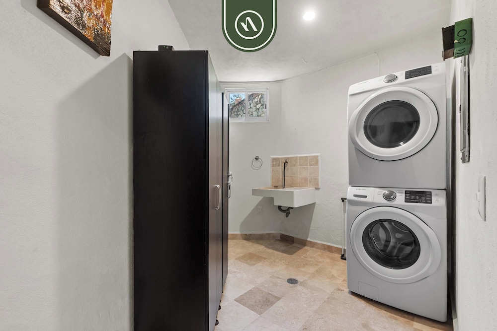 Stunning 2 BR Condo - Oceanview Terrace - Downtown