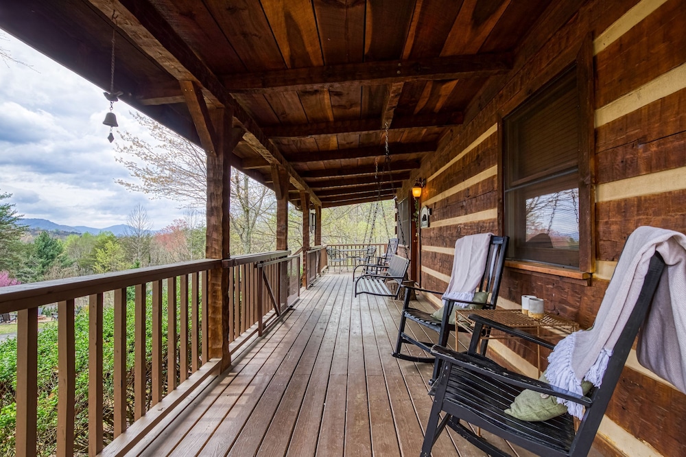 Fantastic Pet Friendly Cabin Hot Tub Fire Pit