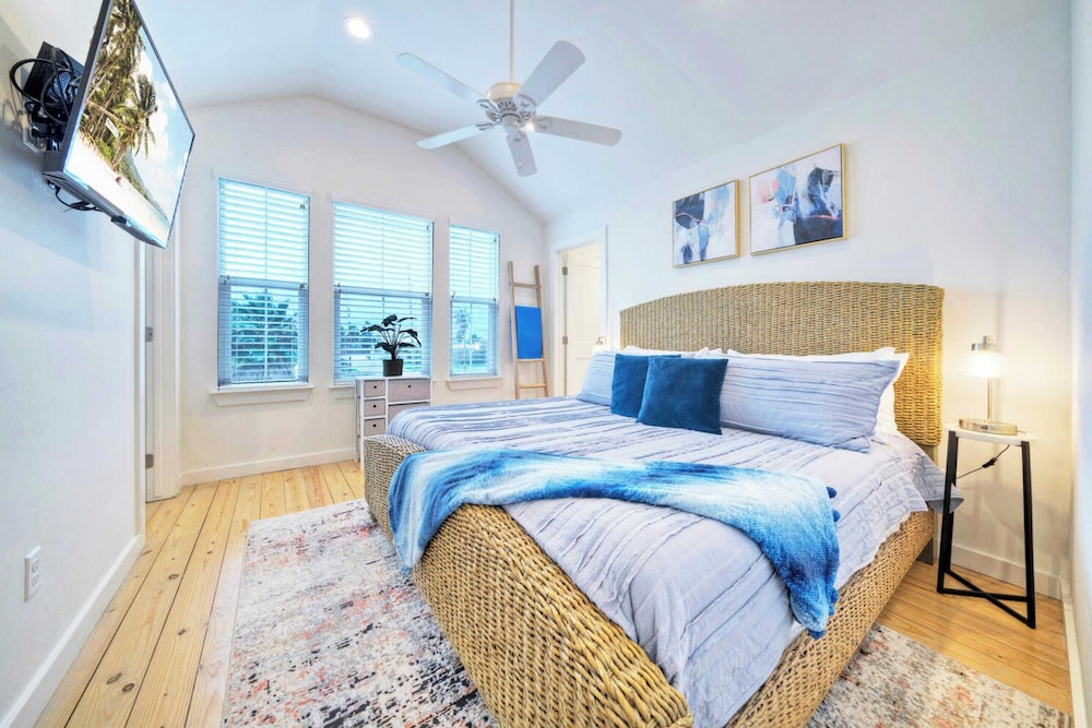 Sleeps 20 2 Homes in Mercer Village w/ Pool Heart of Old Town, Walkable