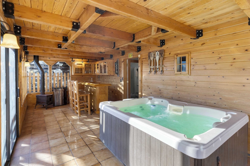 Viewtopia by Avantstay Lakefront Views + Hot Tub