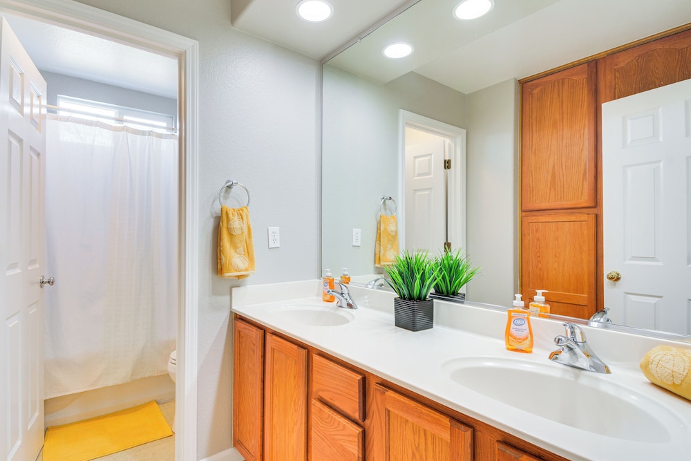 3 Mi to Downtown Merced: Family-friendly Home