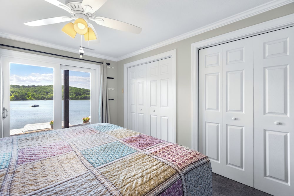 Lakeside Oasis Room for 12!