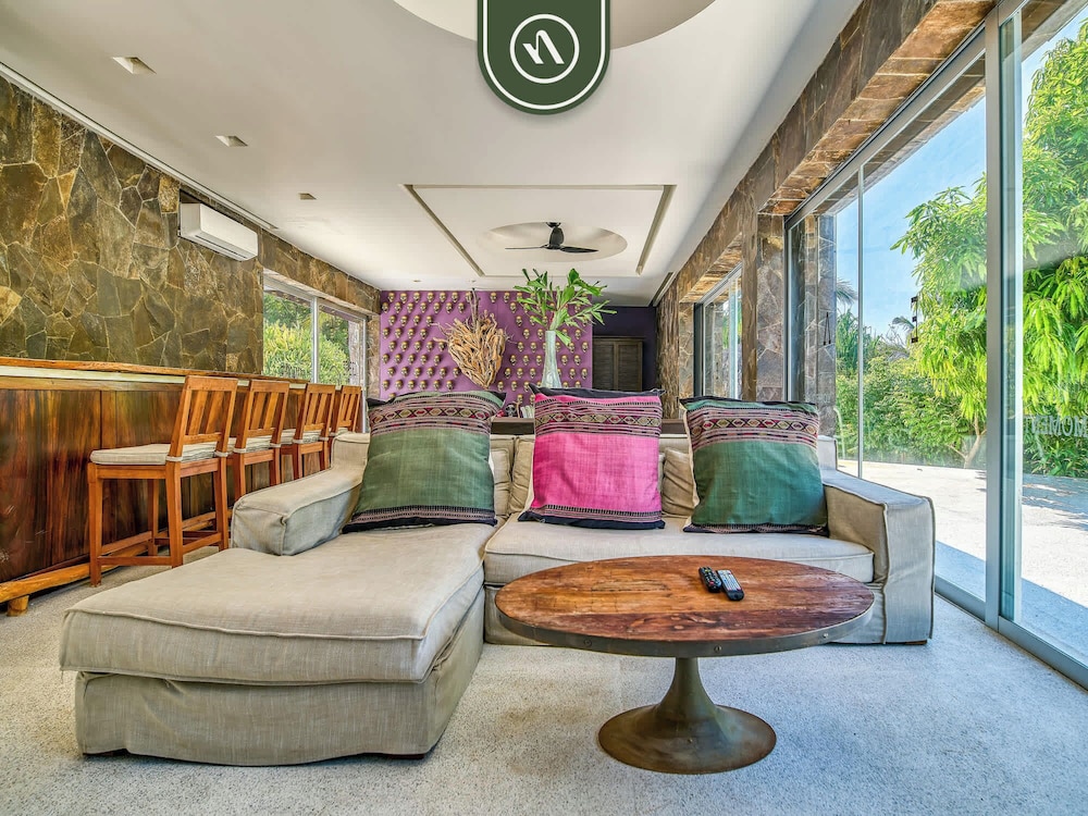 Luxury Oceanfront Villa - Private Beach - Pool