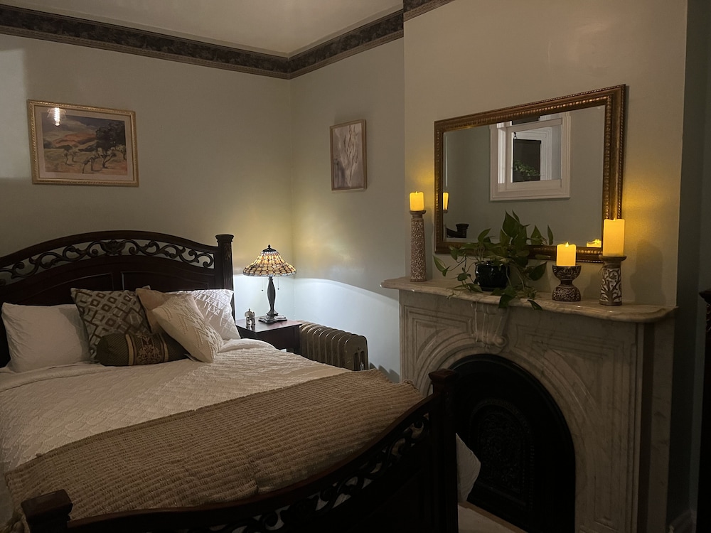 1 Br Private Victorian Apt in Convenient City Location on Half Acre Sleeps 4 view 2