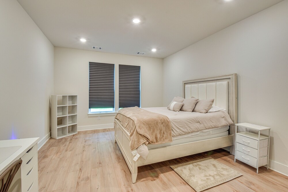 5 Mi to Memorial Stadium & Beach: Modern Townhome