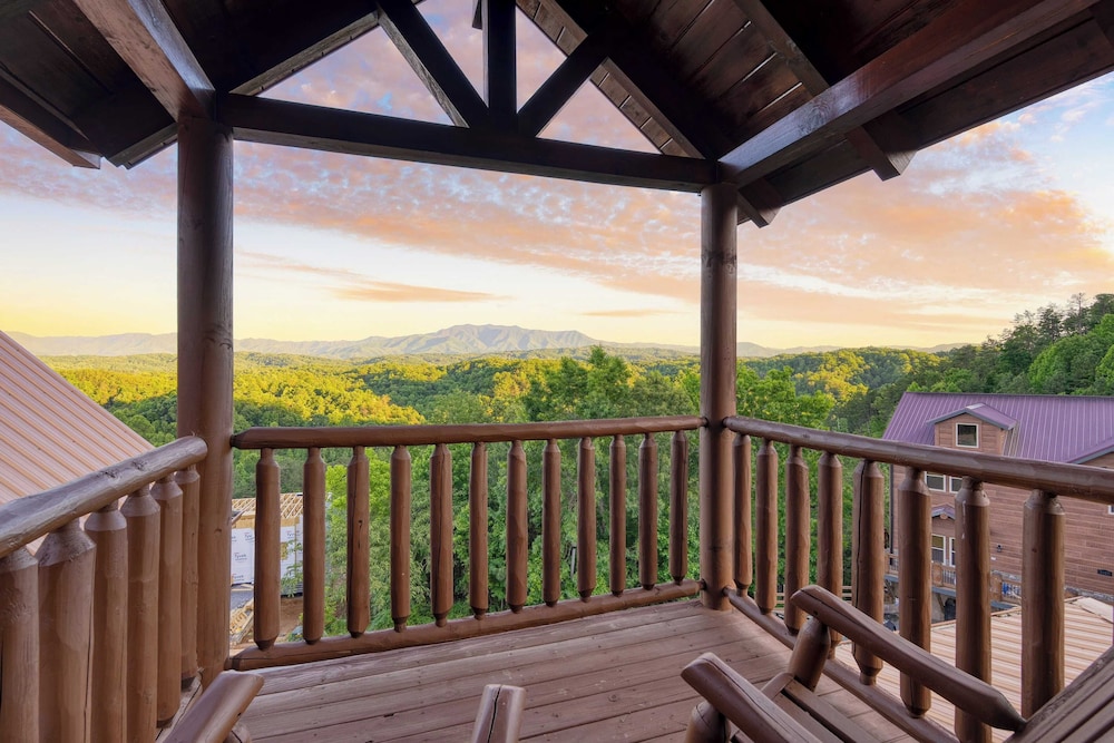 Luxury Cabin w/ Elevator, Theater & Hot Tub Near Dollywood Smoky Vista Lodge