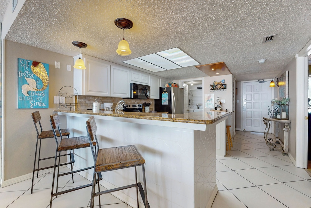 Resort 2BR Condo w/ Gulf-front Balcony & Hot Tub