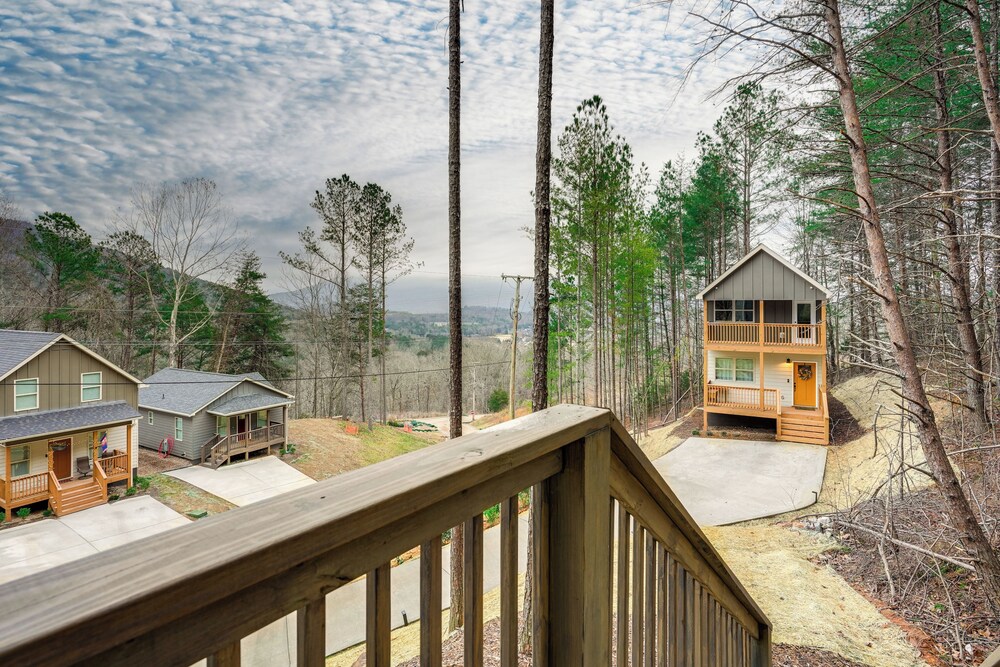 Ideal Location & Mountain Views: Chattanooga Home!