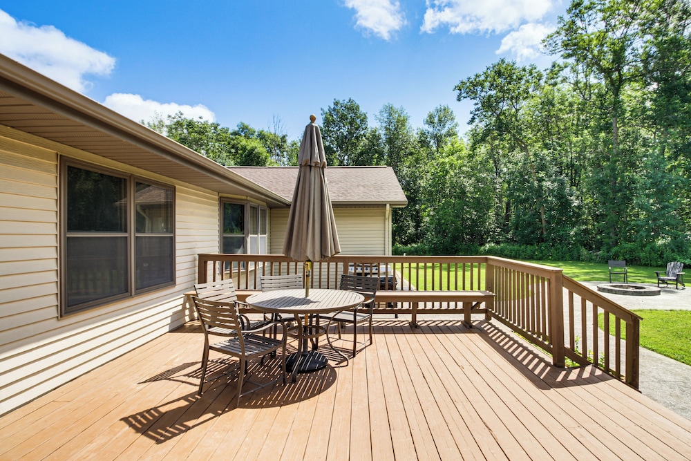 Hot Tub & 2 Recreation Rooms: Spacious Onamia Home