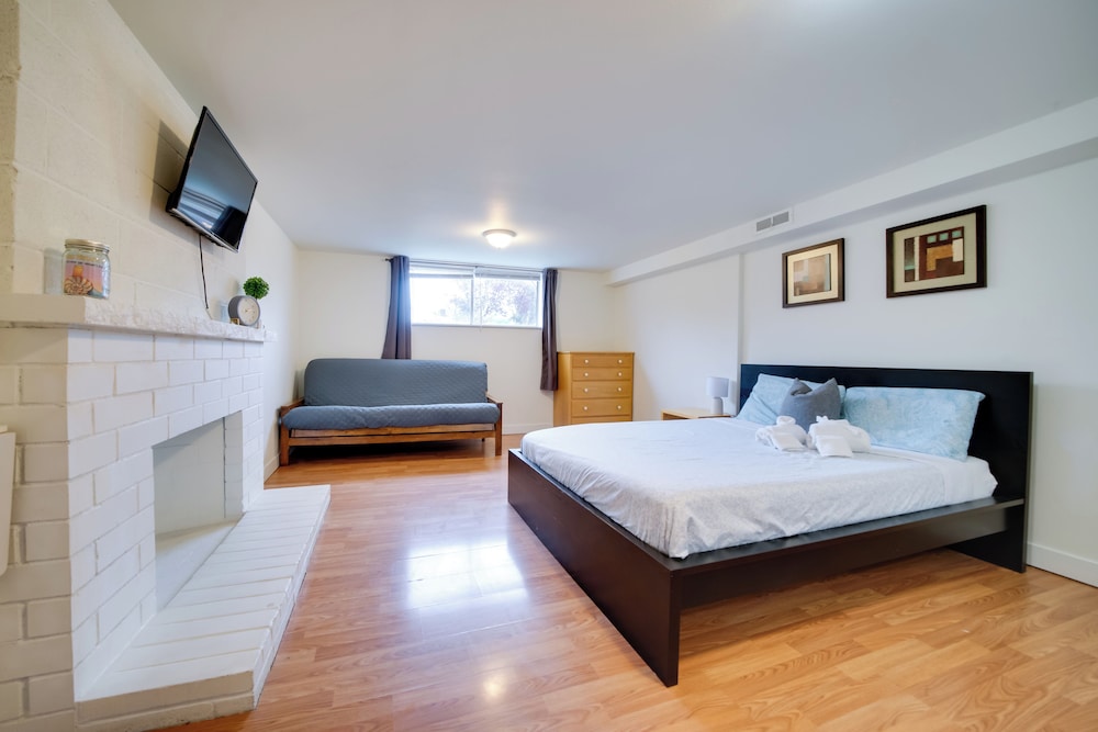6 Mi to Downtown Seattle: Peaceful Apt w/ Patio