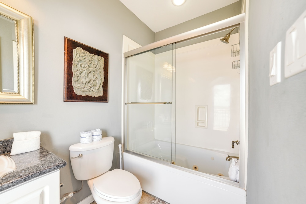 Oceanfront Galveston Beach House: Steps to Sand!
