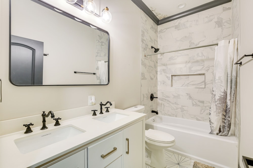 Walk to Gravois Park: 'nice Home' w/ Garage