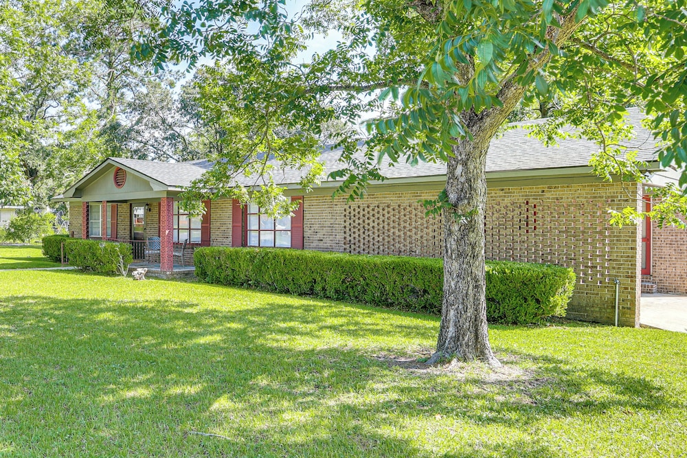 1 Mi to Dtwn Waycross: Home w/ Furnished Porch