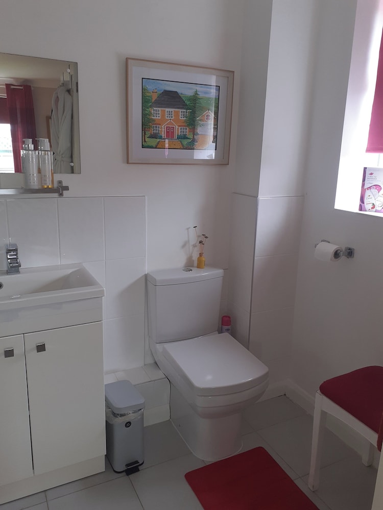 1-bed Seaside Retreat - Sleeps 2, Parking & Garden