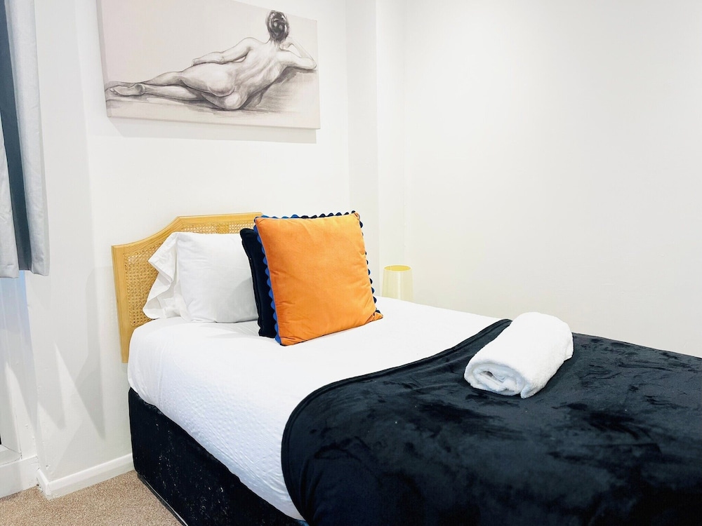 House - Sleeps 10 - Parking - Garden