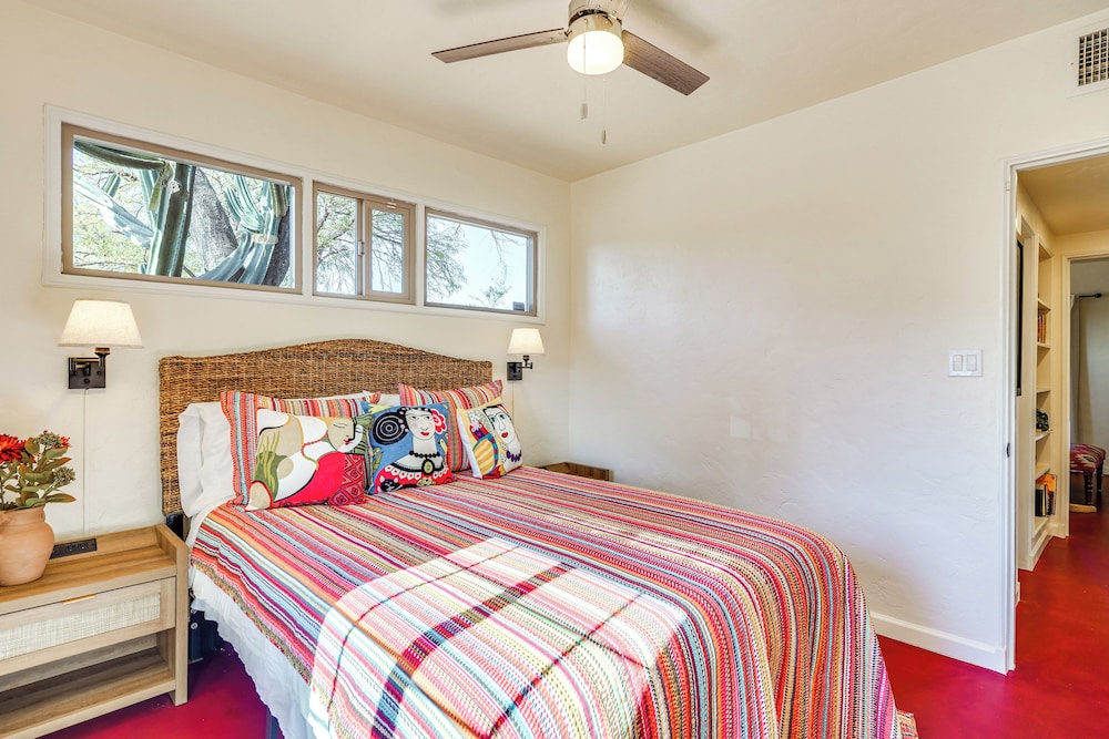 Gazebo, Patios & Grill: Colorful Tucson Retreat!