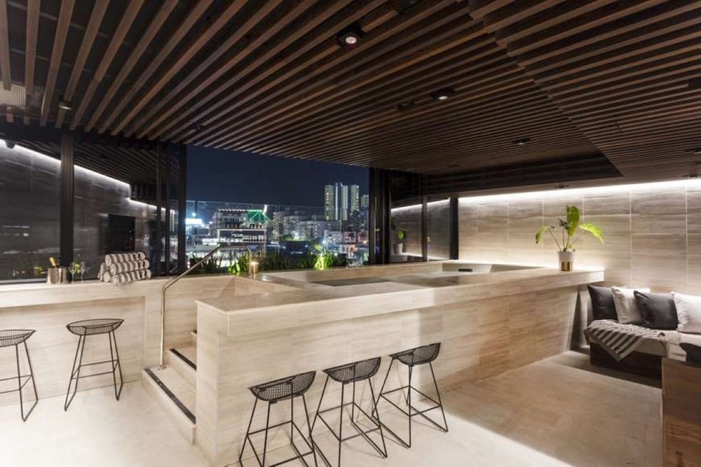 City Escape With Balcony & Resort-style Amenities