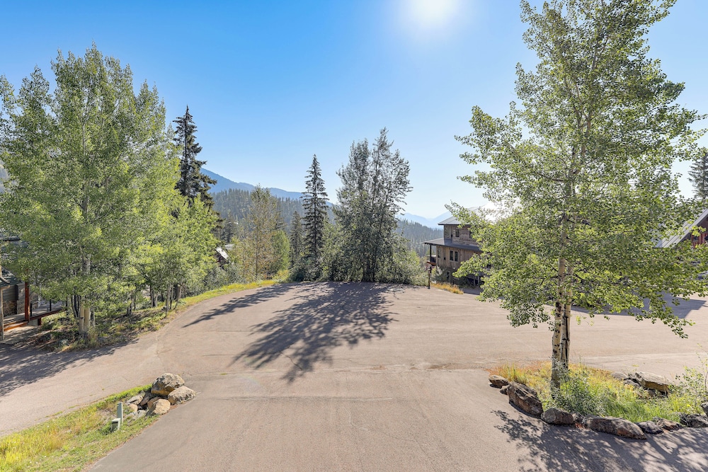Ski-in/out, Hot Tub: Spacious Retreat in Whitefish