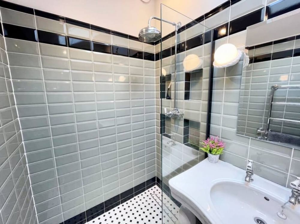 The Emerald - Central Henley 2 Bedroom House - From 145 Per Night